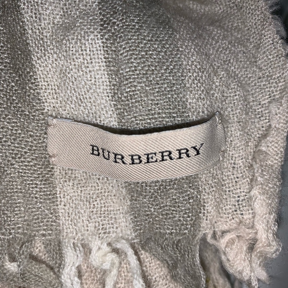 authentic BURBERRY oversized light weight SCARF - Picture 5 of 12